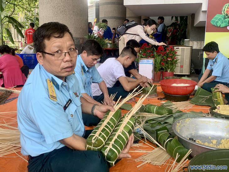 Thi tài khéo tay gói bánh tét dâng lên Quốc Tổ Hùng Vương - Ảnh 6.